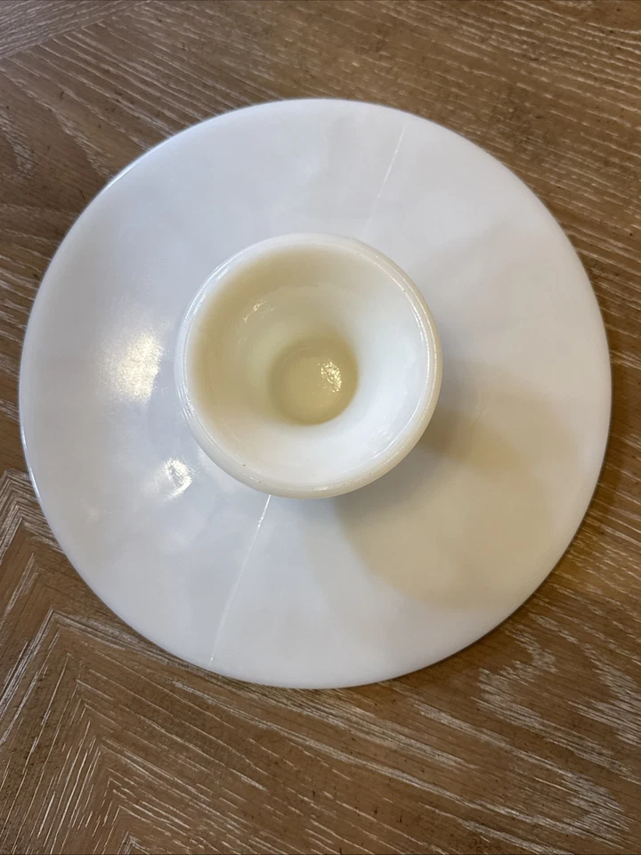 Plato pedestal vintage con soporte para pastel de vidrio de leche blanco Anchor Hocking con borde dorado Foto 3 de 4