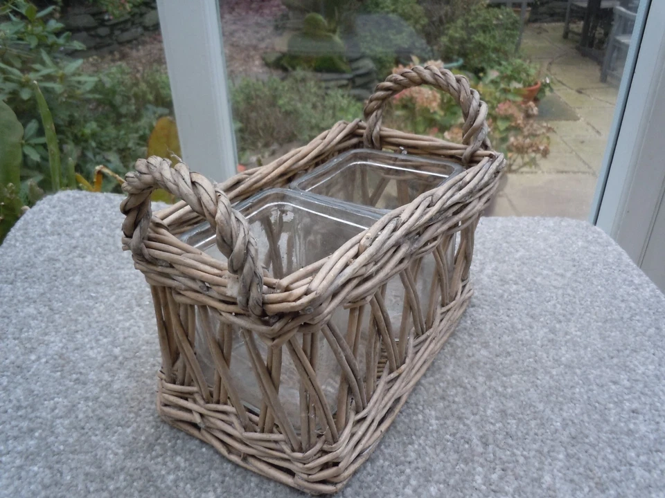Cesta de mimbre con 2 candelabros interiores de vidrio Foto 2 de 4