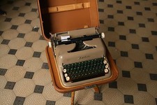 Zeta Portable Vintage Typewriter thumbnail