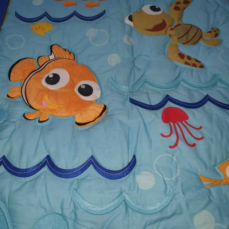 Manta para cuna de bebé Disney Baby Finding Nemo 30" x 40" usada Foto 3 de 4