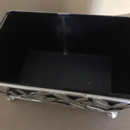 Cesta de decoración rectangular de metal hoja de plata con inserto de metal negro 9,5" x 6" - Imagen 8 de 11