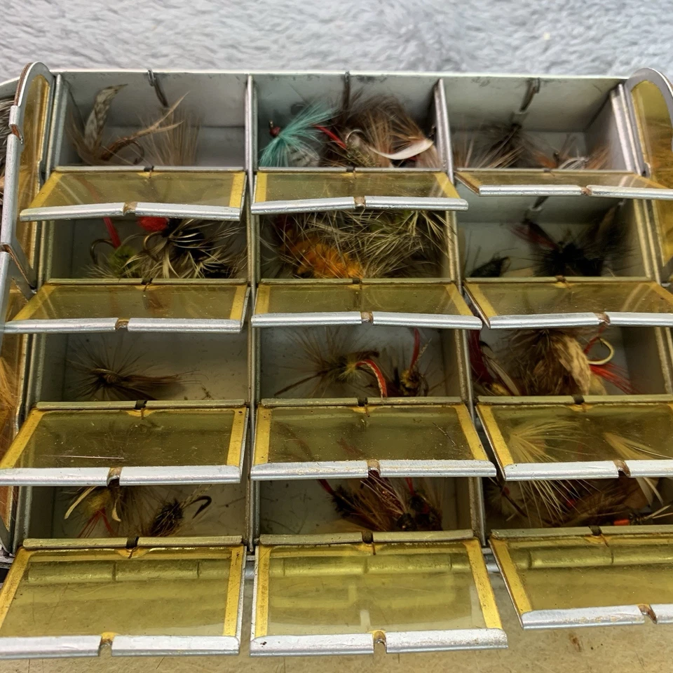 Antiga caixa de moscas Richard Wheatley 16 compartimentos para janelas cheios de moscas feitas no Reino Unido - Imagem 4 de 4