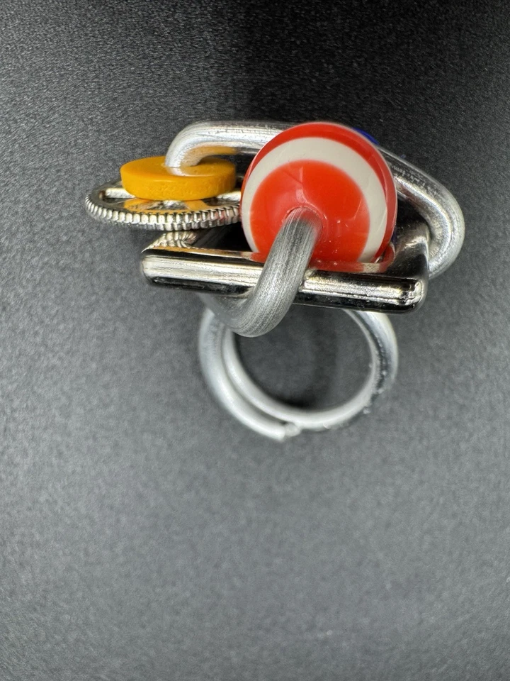 Anillo rompecabezas de aluminio inspirado en la Bauhaus hecho a mano diseñador argentino cuentas a rayas M Foto 3 de 4
