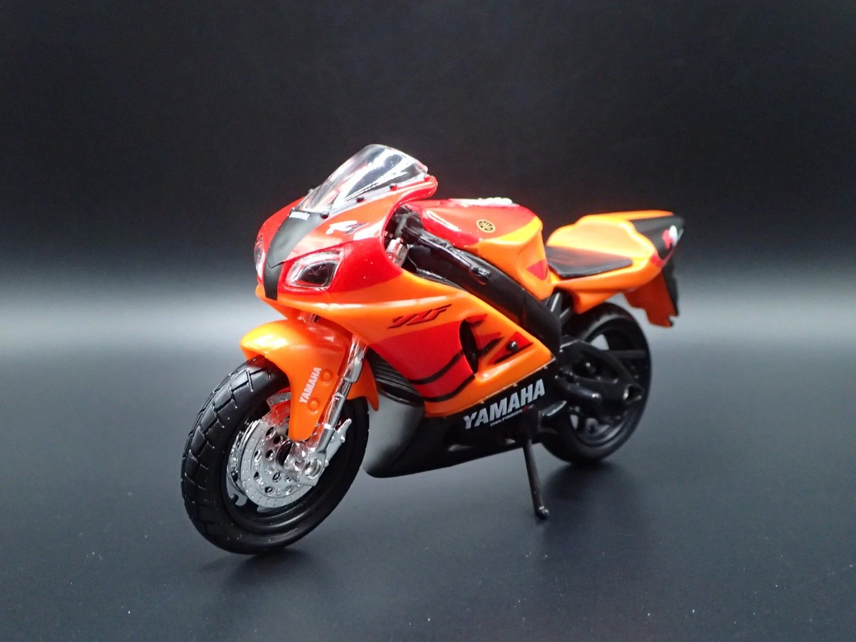 YAMAHA YZF-R7 SPORT BIKE MOTORCYCLE ORANGE 1/18 SCALE DIORAMA