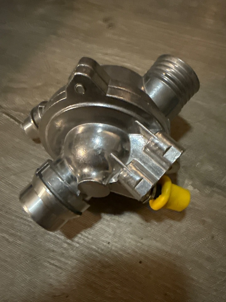 Conjunto de carcasa de termostato de aluminio para BMW E90 E92 E60 325i 328i 330i 335i 525i Foto 3 de 3