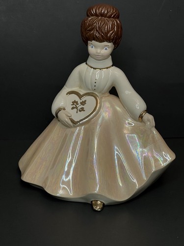 Vintage Victorian Woman Figurine with Heart & Iridescent Dress Colonial Lady - 第 1/12 張圖片