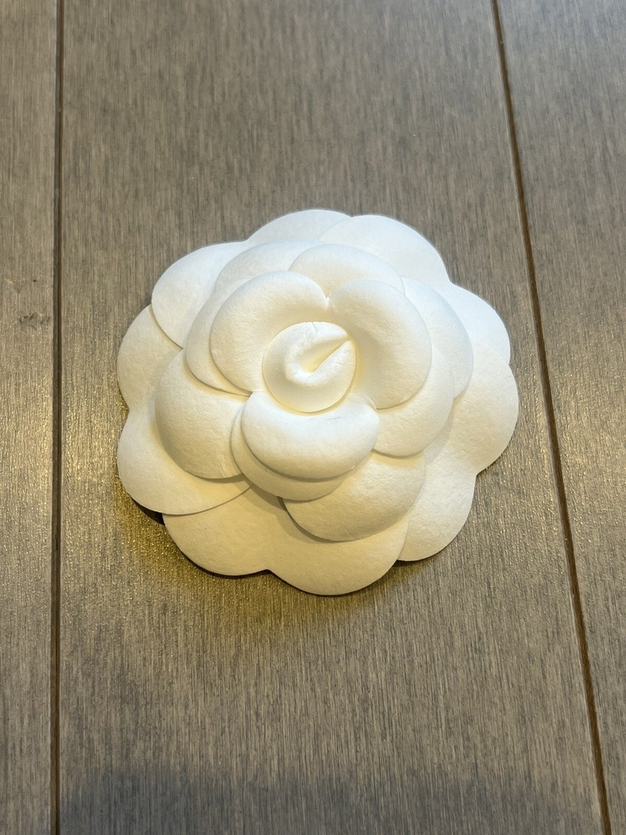 CHANEL フラワーブローチ ホワイト・クリーム CHANEL White Camellia Flower Brooch Corsage Satin Box