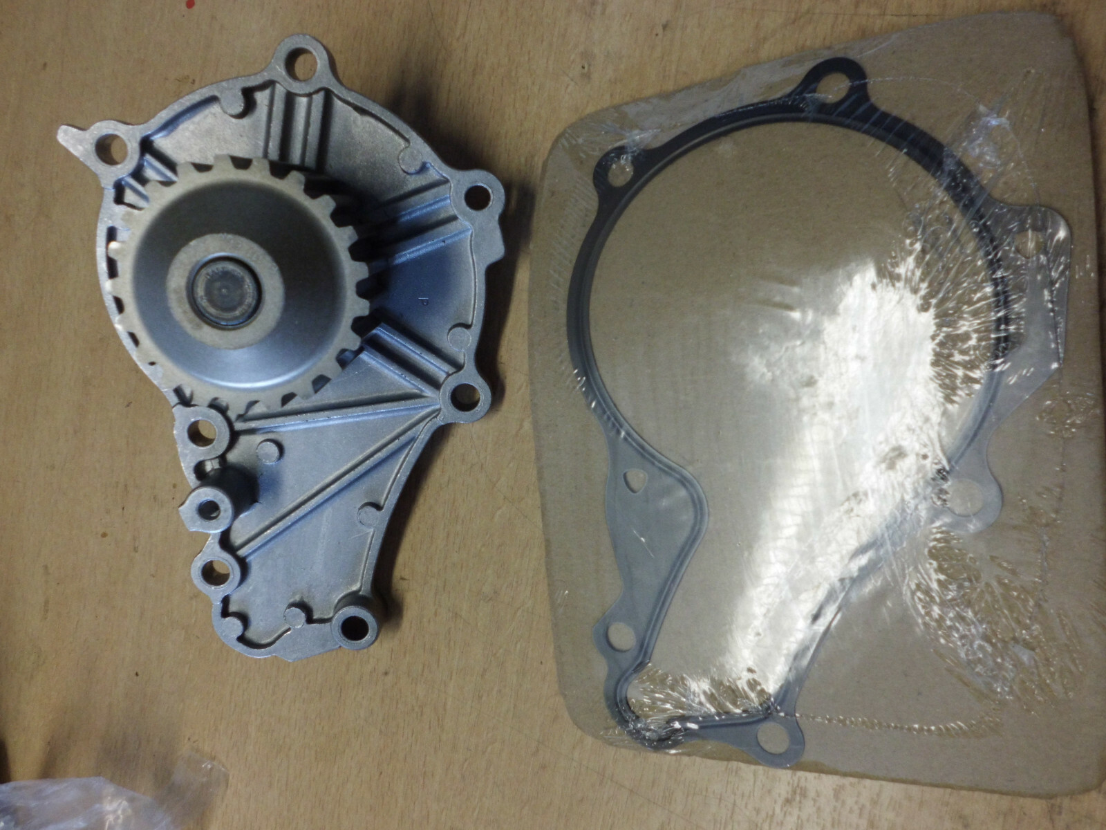 Évitez la surchauffe avec cette pompe à eau 1.4 HDi neuve E111668 pour Peugeot et Ford