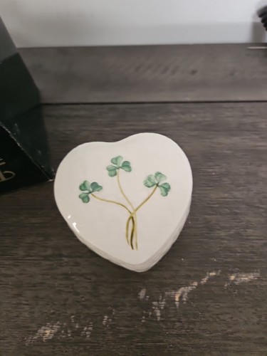 Belleek Schmuckschatulle in Herzform mit Kleeblättern von 2000 abgeplatzt - Bild 2 von 6