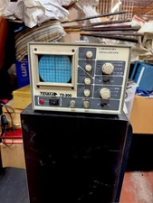 Tenma  72-300  Laboratory Oscilloscope Powers on!