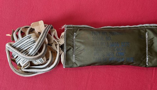 U.S Vietnam Era Parachute Pack / 1975 Dated / Military Issue - Mills MFG. Corp - Picture 17 of 22