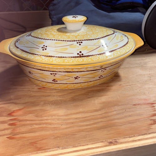 Temptations by Tara Old World Yellow Casserole 3 QT Baker Lid & Wire Rack - Picture 5 of 10
