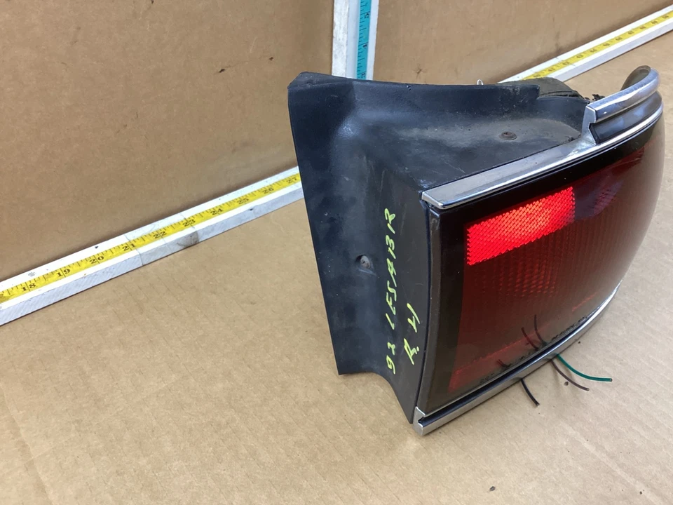 Luz trasera montada en panel cuarto lateral derecho Buick LeSabre 1992-1996 Foto 4 de 4