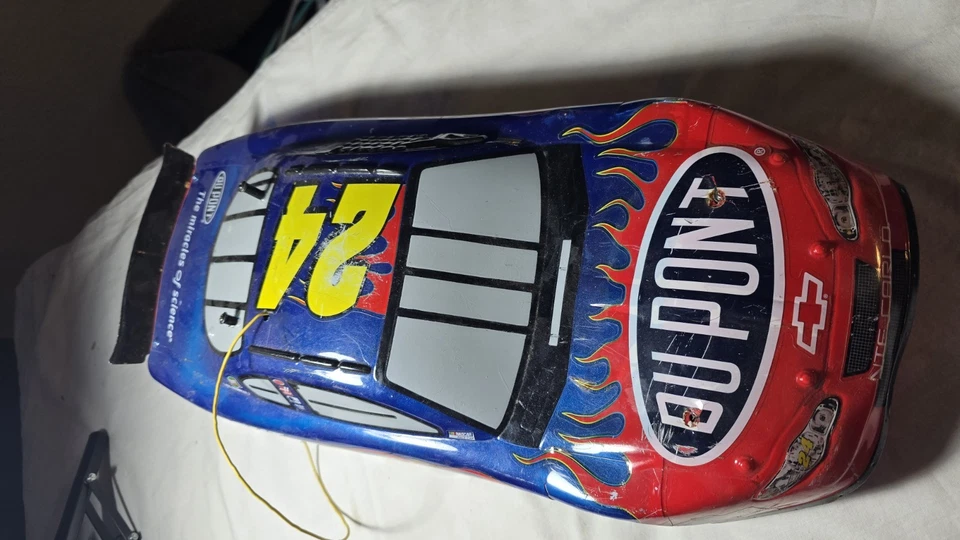 Радиоуправляемый автомобиль Jeff Gordon No24 Dupont NASCAR Road Champs 2003 Chevy Monte Carlo 1:10 - Изображение 2 из 4