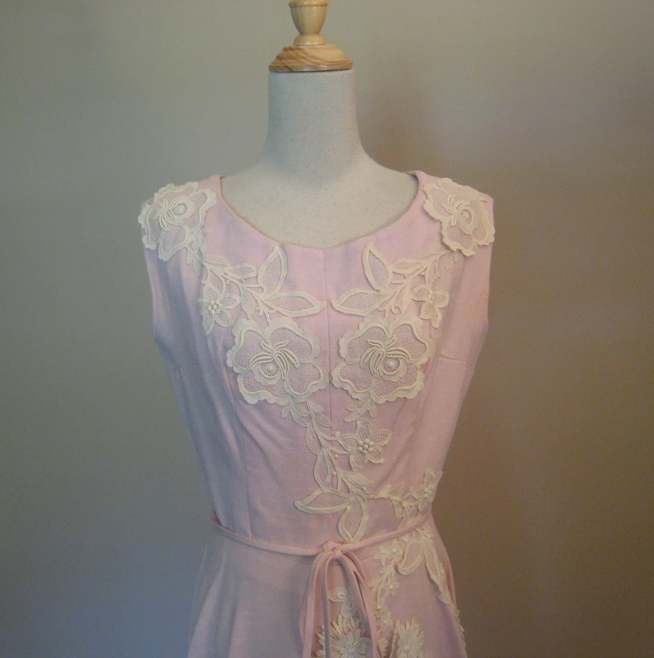 Vestido vintage años 50 rosa con apliques florales Foto 4 de 4