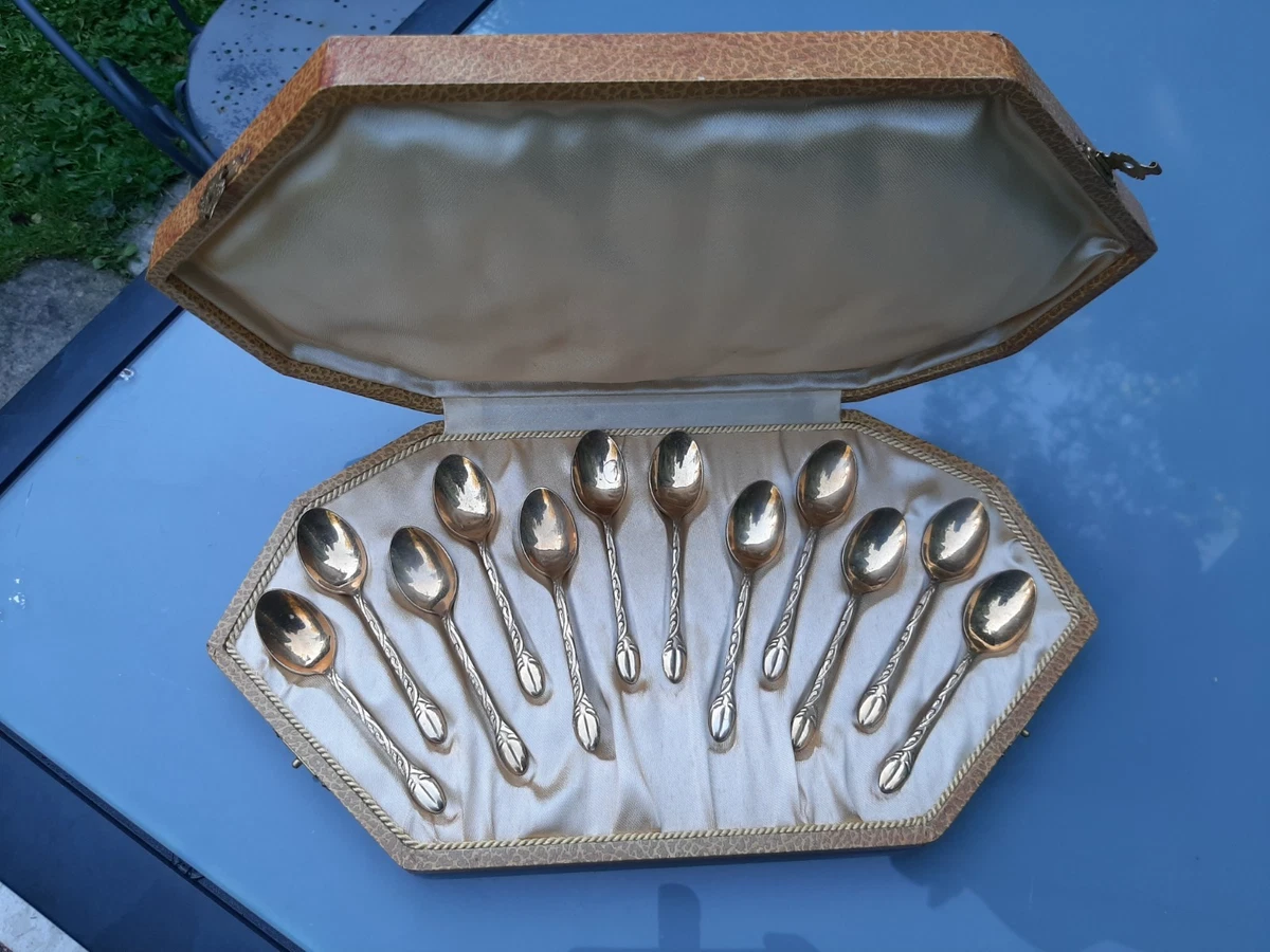 Onze cuillères à moka en argent massif