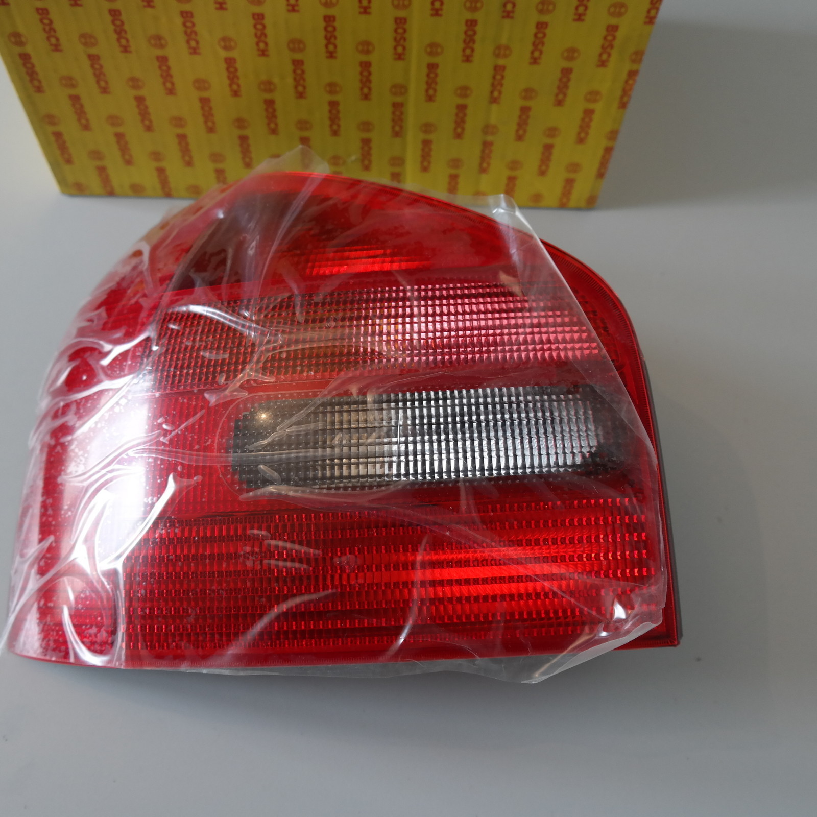 Feu arrière gauche Audi A3 Bosch 0319301253 phare de signalisation auto 8L0945095