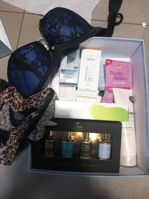 zwei Beauty Boxen!!! Wert Je Box Minimum 100 Euro! Neu!!!!!