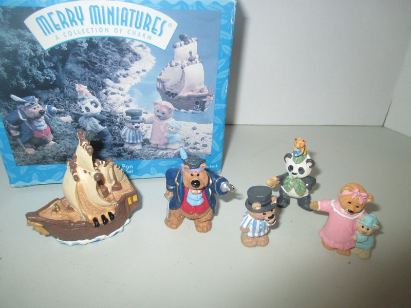 Hallmark Merry Miniatures Disney Peter Pan 5 piece Set Story Time 1997 Ship Bear