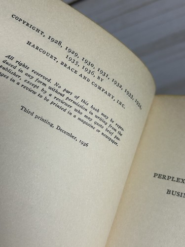 5 Vintage Old Worn book lot Red Gold Maroon Decor Shelf Prop Staging Hemmingway - Foto 13 di 20