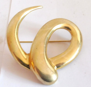 VINTAGE INTIALED FRENCH YVES ROCHER GOLD GILT PIN BROOCH WITH PIN GUARD