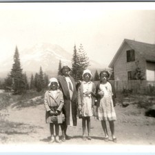 c1920s-30s Mountain Resort Snapshot Photo Women Cloche Hats Cabin Pine Trees Vtg