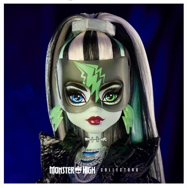Monster High Haunt Couture Midnight Runway FRANKIE STEIN Doll in hands