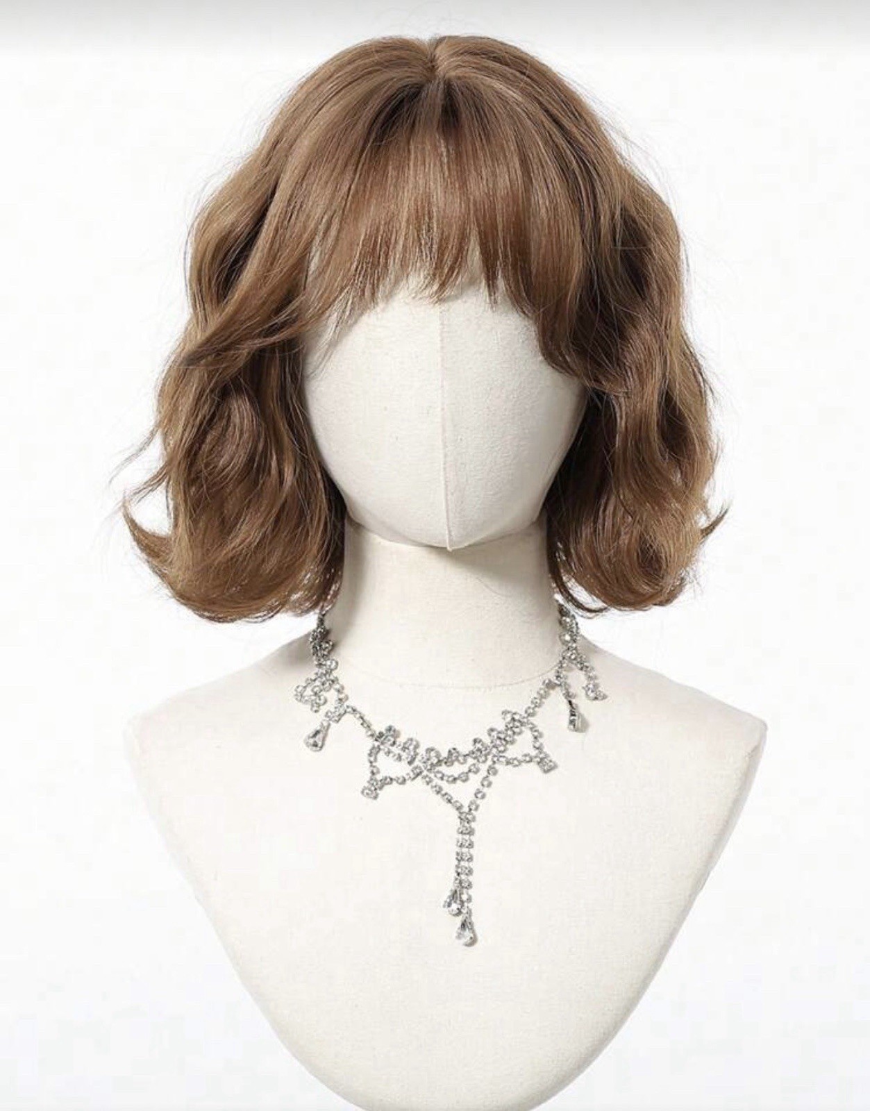 Perruque courte brune synthétique thermorésistante 25cm wavy - 4