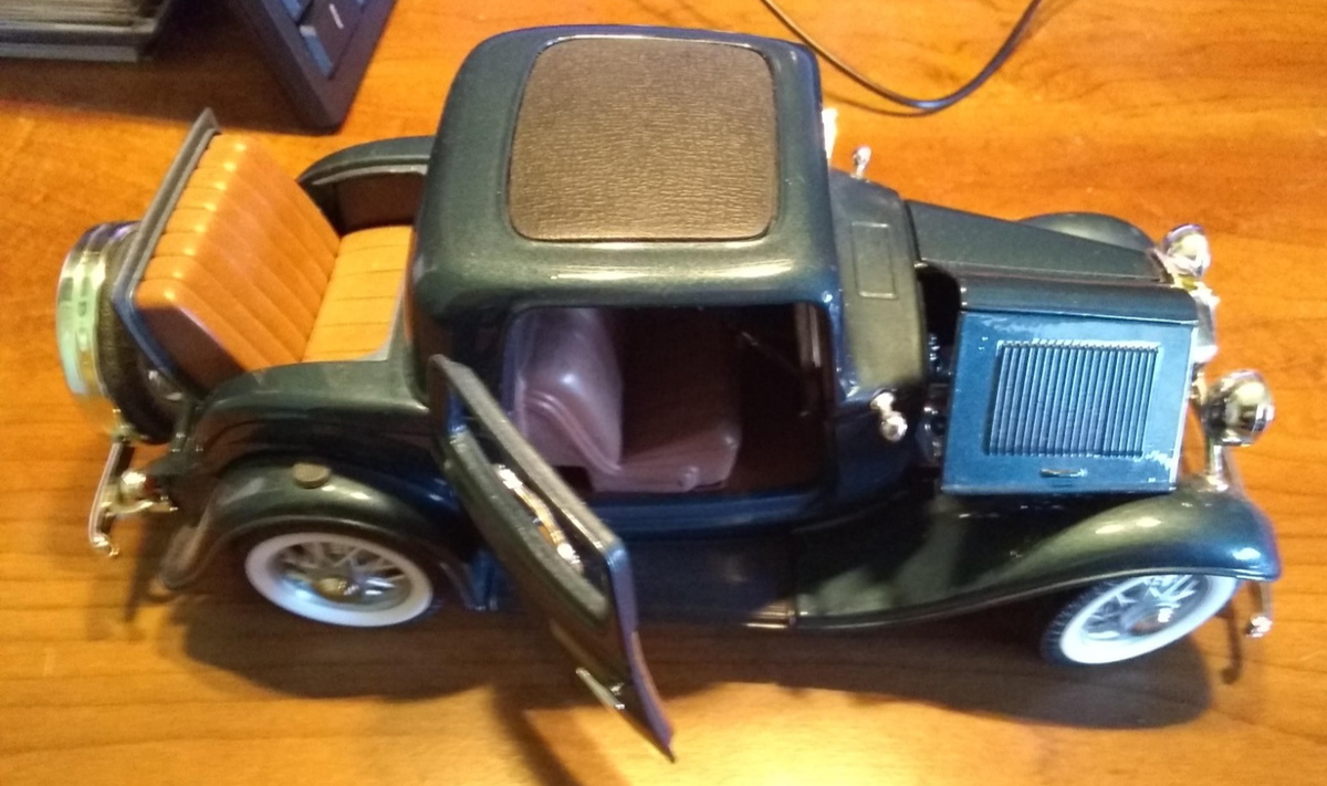 Road Signature 1932 Ford 3-Window Coupe 1:18 Scale Diecast Model
