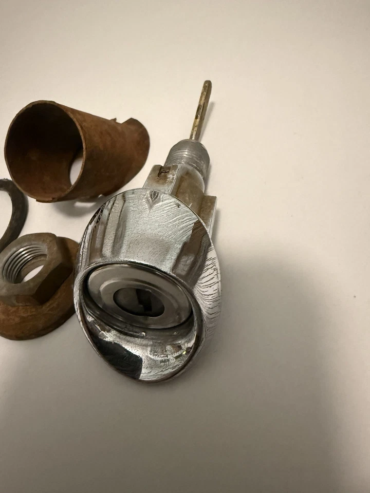 1966 1967 1968 1969 Ford Falcon moldura de trava de porta-malas cromada C6DB-6243600-A - Imagem 3 de 4