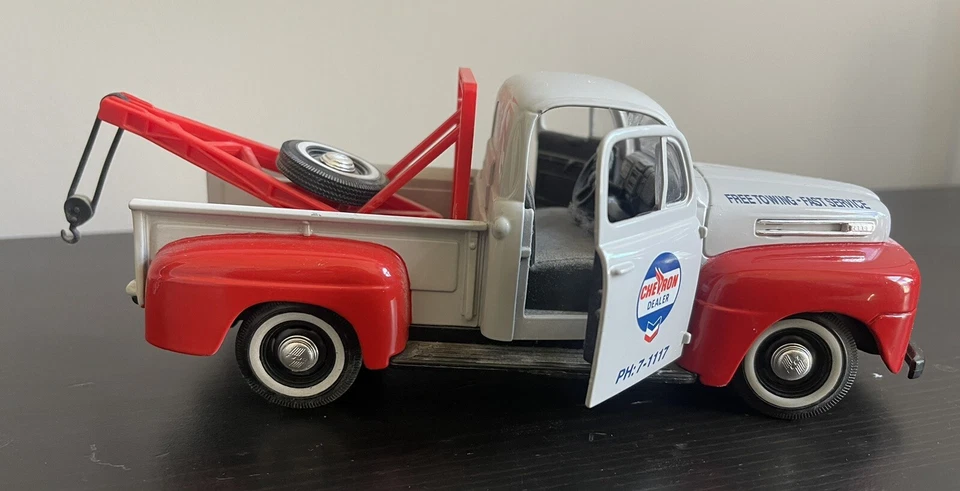 On Mark Int’l Covingtons -Chevron Tow Truck 1949 Ford F1 - Image 3 of 4