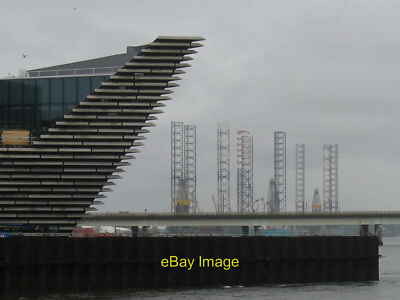 Foto 6x4 V&A Dundee, die Tay Bridge und Gerüsttürme Newport-on-Tay T c2017