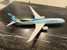 Grande aereo modellino aereo 1/150 Etihad Boeing 787-10. Lungo oltre 18". Nuovo con scatola.