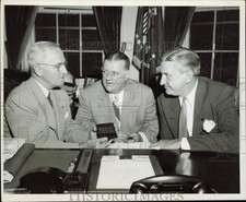 1947 Press Photo Pres. Truman gets football pass from Bert Bell, George Marshall