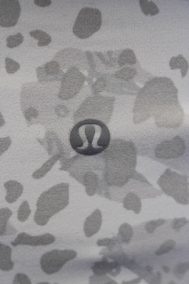Leggings recortados Lululemon para mujer con estampado de animales blancos grises talla 6 Foto 4 de 4