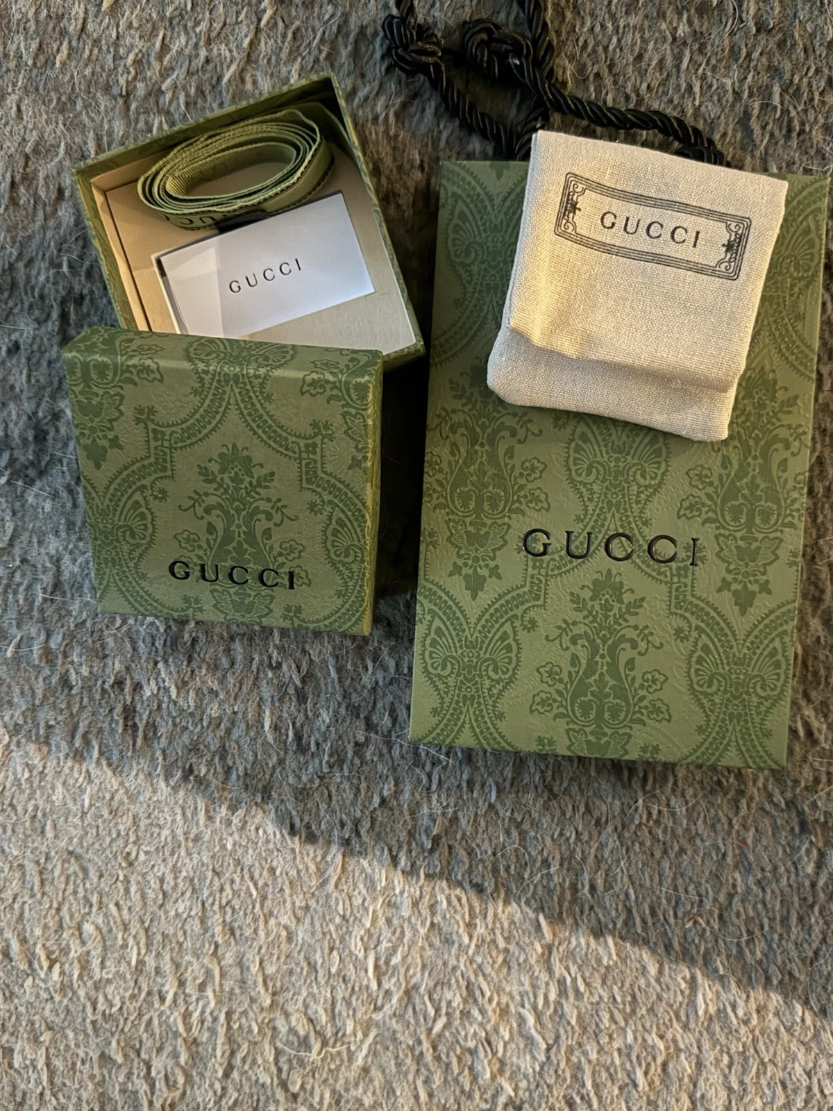 Coffret à bijoux Gucci vert, pochette, boîte extérieure, ruban, sac cadeau   4 pièces NEUF