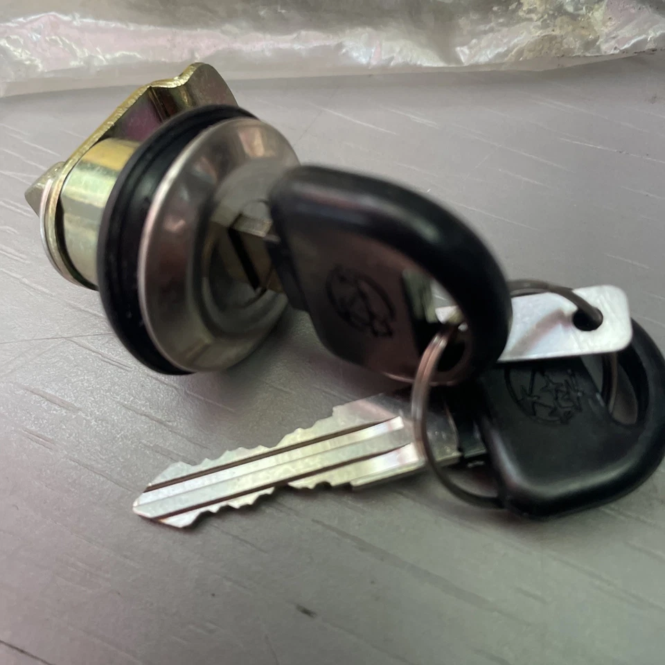 Cerradura de puerta y llaves originales Subaru Justy. Nuevo stock antiguo Foto 2 de 4