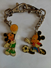 2 porte clés publicitaires anciens : MICKEY MOUSE - THEME SPORTS