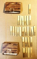 LOT OF 26 VINTAGE ASSORTMENT OF RICO Bb CLARINET WOOD REEDS - NEW
