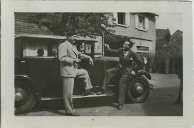 ALTES FOTO - VINTAGE SNAPSHOT - AUTO AUTO PKW TACOT GAG LUSTIG - OLD CAR