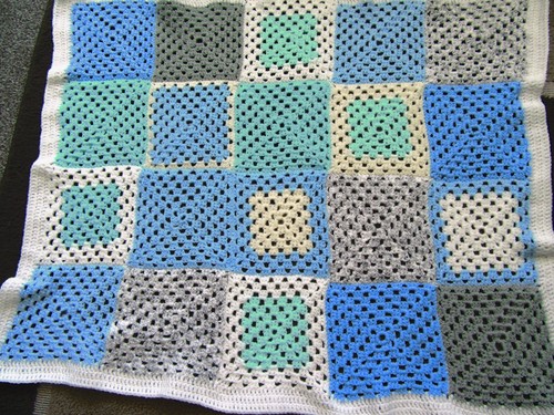 "HANDGEFERTIGTE GEHÄKELTE BABYLAPDECKE IN VERSCHIEDENEN FARBEN - 36"" x 28 1/2" - Bild 1 von 6