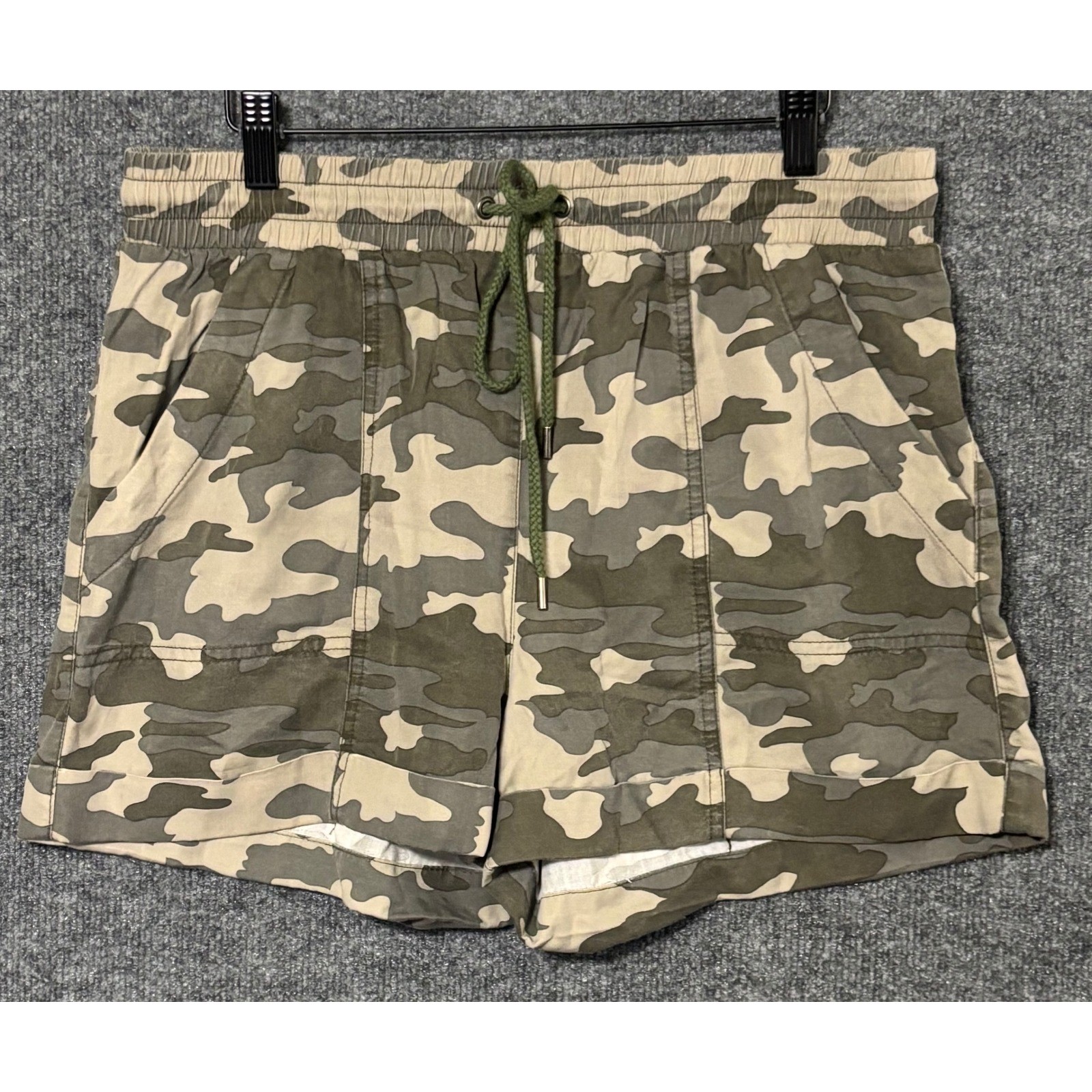 Universal Thread Womens Size Medium Camouflage Shorts Elastic Waist Drawstring
