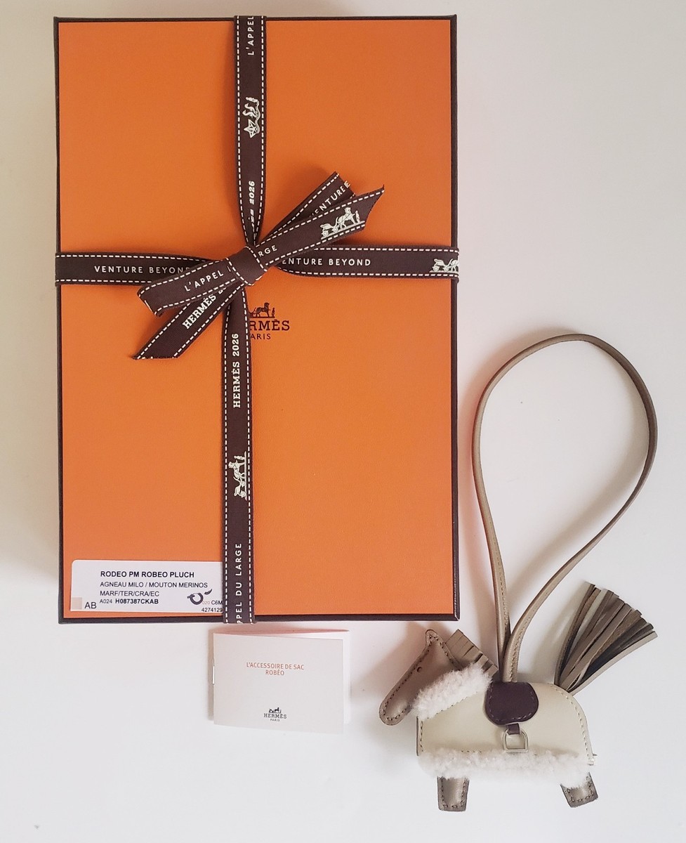 HERMES HERMÈS RODEO ROBEO PLUSH PM CHARM beige marfa/terre/craie HERMES HERMÈS RODEO ROBEO PLUSH PM CHARM beige marfa/terre/craie