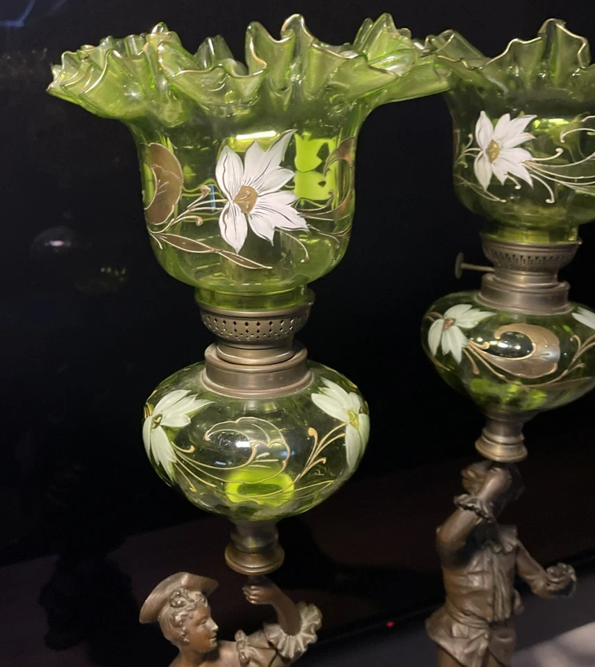 Paire de lampes à pétrole en verre émaillé pied en régule figuratif - Photo 2/4