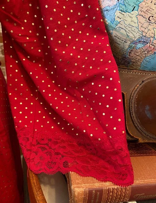 Conjunto de pijama de salón Rhonda Shear de 2 piezas manga larga M puntos rojos dorados nuevo dobladillo de encaje Foto 3 de 4