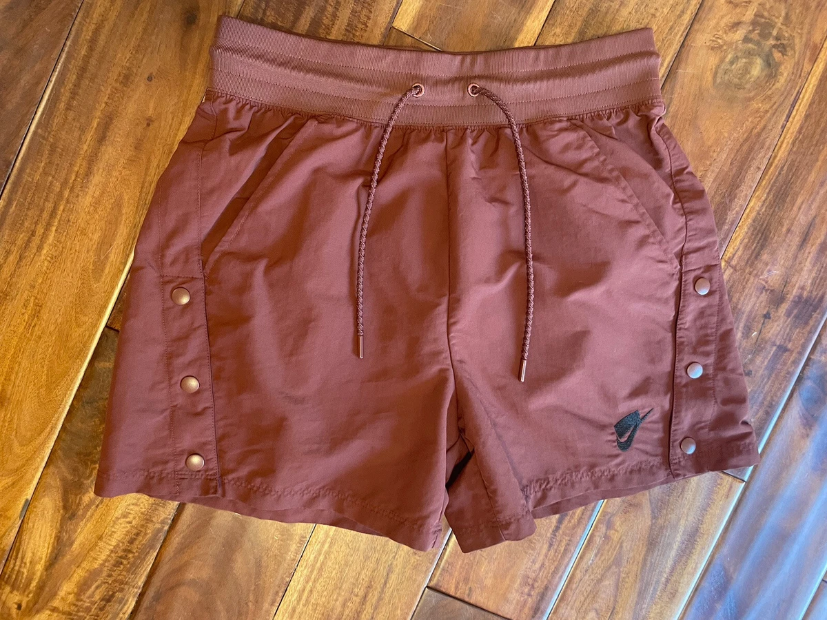 Snap clearance button shorts