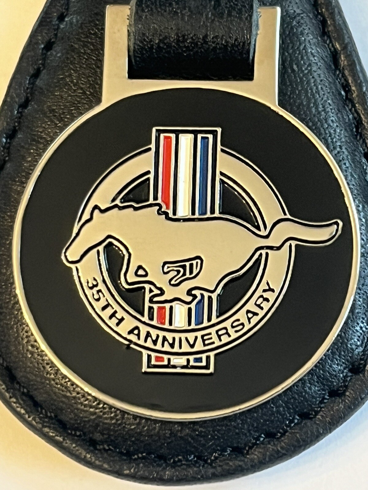 RARE 1999 LIMITED EDITION 35th ANNIVERSARY”FORD”MUSTANG CLOISONNÉ KEYCHAIN LQQK