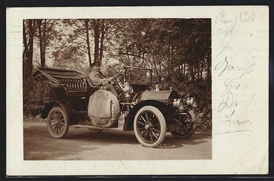 Foto-AK Auto mit Fahrer und großer Tasche auf dem Trittbrett 1909 