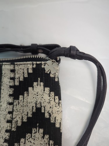 Tracolla in pelle e tessuto fantasia bianco e nero marca Lucky 8,5" x 7" - Foto 3 di 12