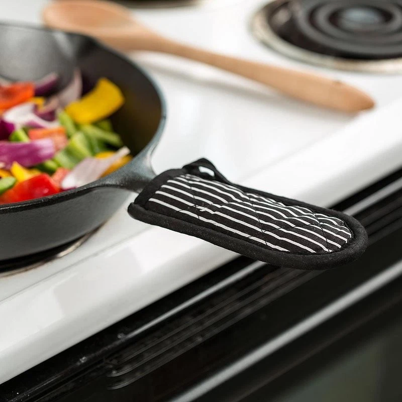 Juego de 2 almohadillas de mango caliente Lodge 2HH2 para utensilios de cocina de hierro fundido negro y rojo Foto 3 de 4